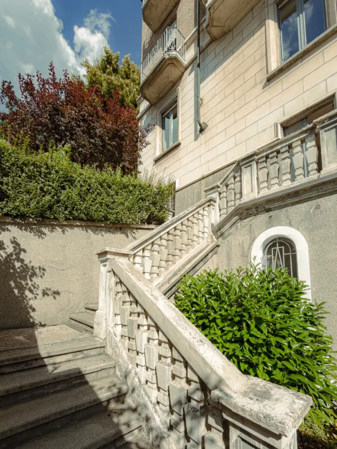 Esterno del centro Nodō ai piedi della collina torinese