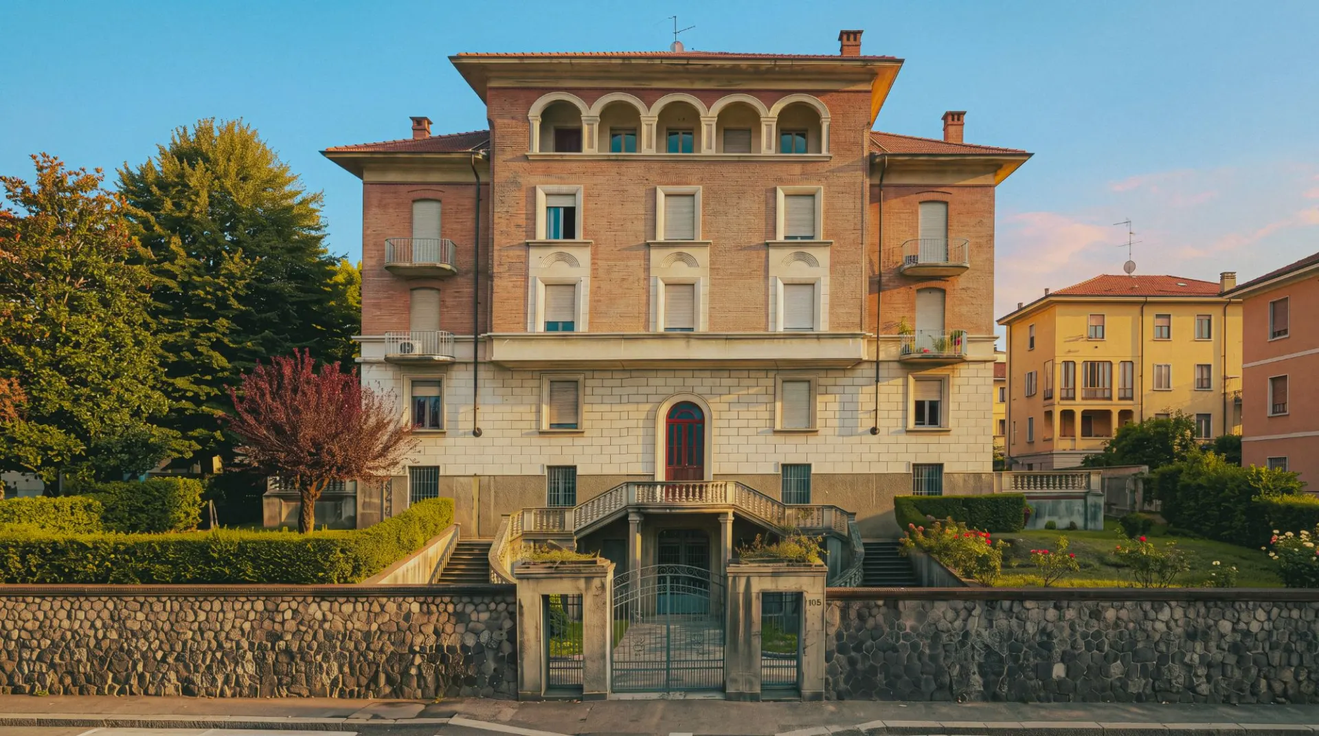 Facciata della sede di Nodō in Corso Giovanni Lanza 105 a Torino, con il giardino e la scalinata d'ingresso